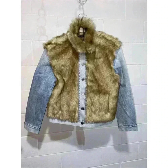 Levi's Premium Women's Oversized Faux Fur Trucker Jacket XS Blue Denim Furry Fur - Picture 1 of 12